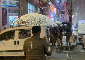 Yüksekova'da nisan karı hazırlıksız yakaladı