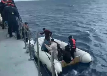Yunanistan'ın geri ittiği 4'ü çocuk 16 kaçak göçmen kurtarıldı
