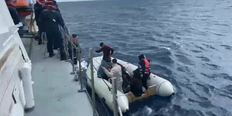 Yunanistan'ın geri ittiği 4'ü çocuk 16 kaçak göçmen kurtarıldı