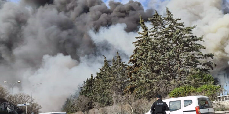 Yalıtım malzemesi üreten fabrikada yangın