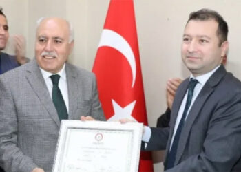 Yeşilli Belediye Başkanı Hayrettin Demir, mazbatasını aldı
