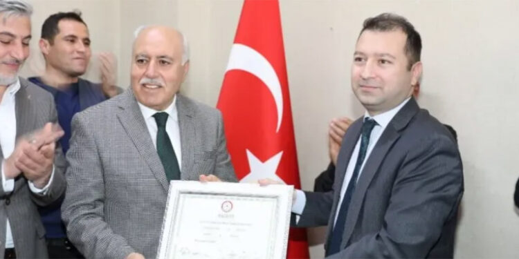 Yeşilli Belediye Başkanı Hayrettin Demir, mazbatasını aldı