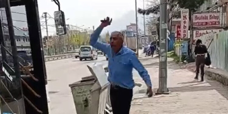Yolcular ile tartışan otobüs şoförü aracı terk etti