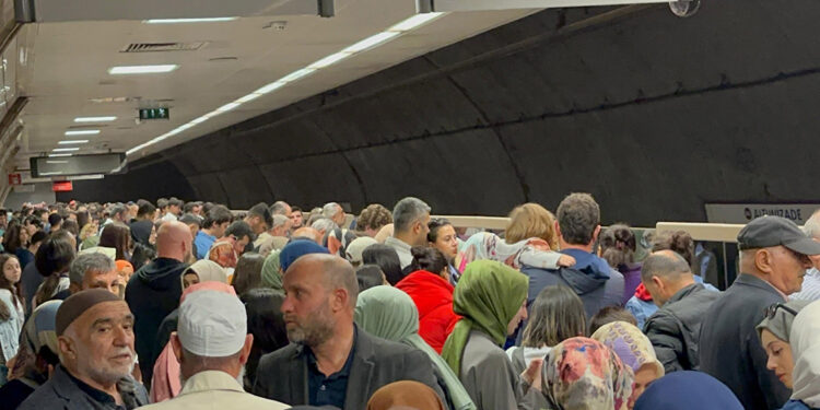 Yolcusuz metrolar çarpıştı, seferler saatlerdir aksıyor
