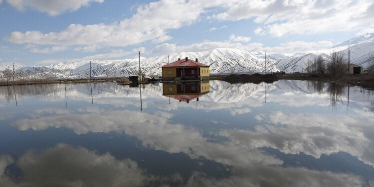 Yüksekova'da sağanak; ova göle döndü