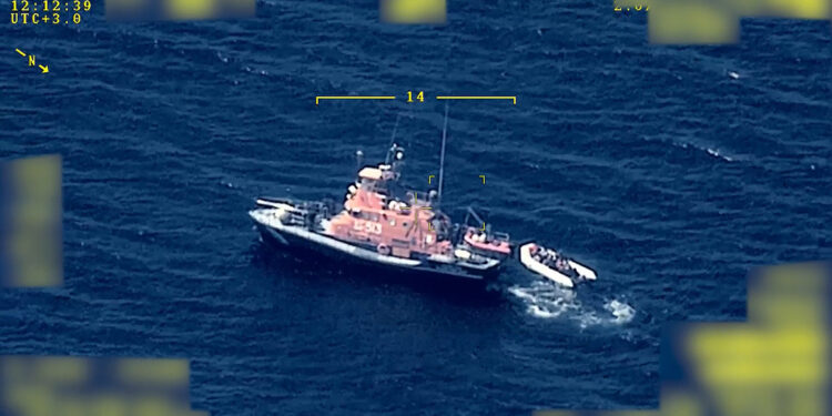 Yunanistan'ın denize bıraktığı göçmenler kurtarıldı