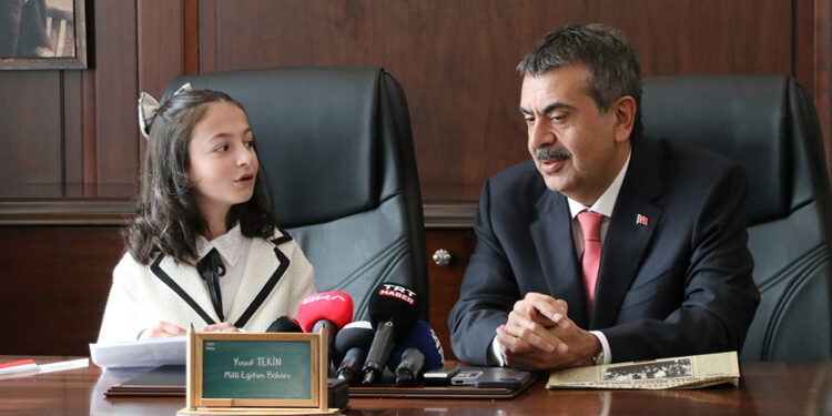 Yusuf Tekin'in koltuğuna oturan Irmak'tan 'Gazze' vurgusu