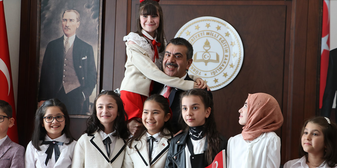 Yusuf Tekin'in koltuğuna oturan Irmak'tan 'Gazze' vurgusu