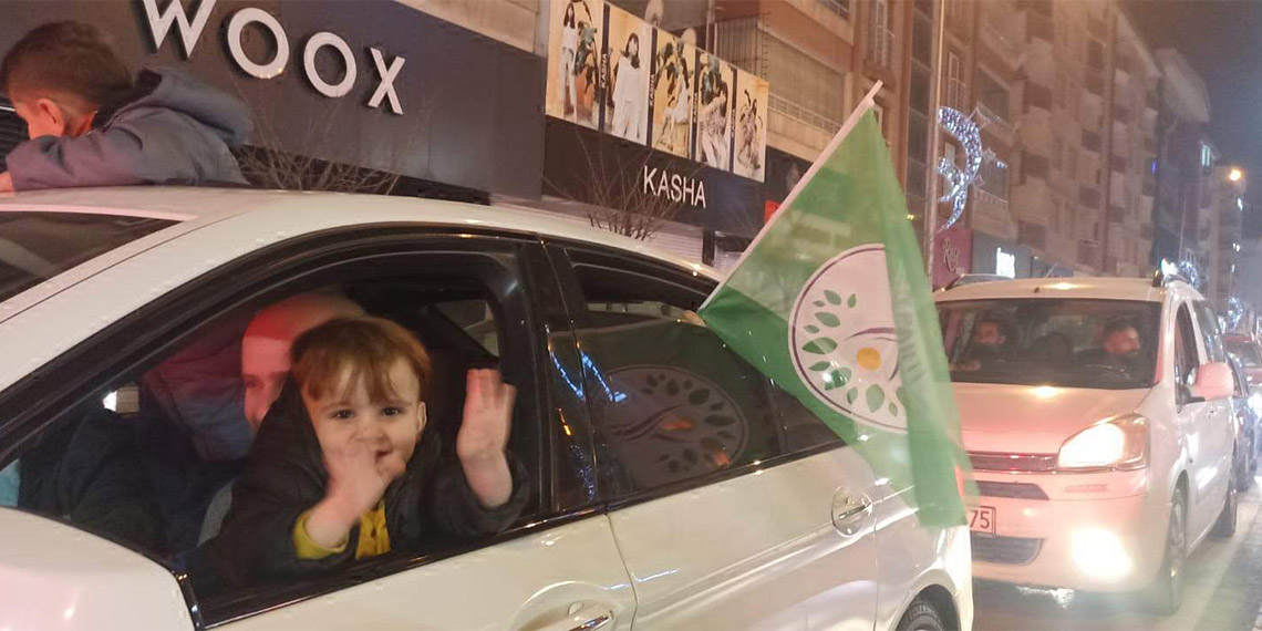 DEM Partili Abdullah Zeydan, "Bugünkü halkımızın direnişi, kendi iradesine sahip çıkması sayesinde YSK Van halkının mazbatasını Van halkına teslim etti" dedi.