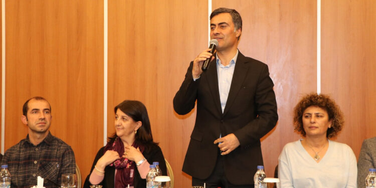 YSK Van halkının mazbatasını Van halkına teslim etti