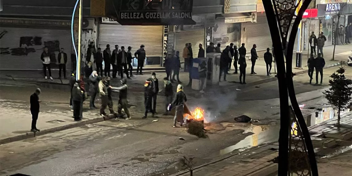 Dem parti’den van büyükşehir belediye başkanı seçilen abdullah zeydan'ın memnu haklarının geri alınmasının ardından van'daki olaylar gece de devam etti.