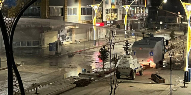 Bölücü terör örgütüne övücü slogan atan 89 şüpheli gözaltında