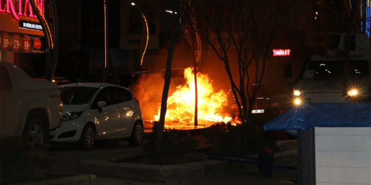 Van'daki olaylar gece de devam etti