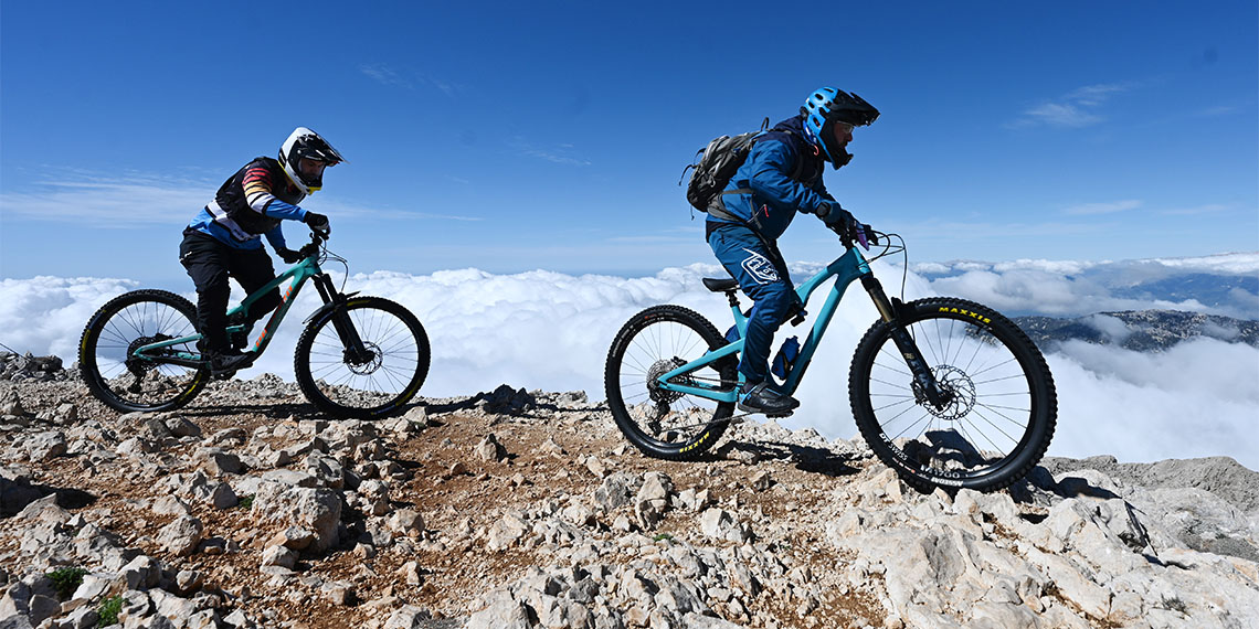Antalya'nın Kemer ilçesinde bu yıl ikincisi düzenlenen Sky To Sea Dağ Bisikleti Yarışı 2 bin 365 metrelik Tahtalı Dağı'nın zirvesinde başlayıp, plajda sporcuların bisikletle denize atlamalarıyla tamamlandı.