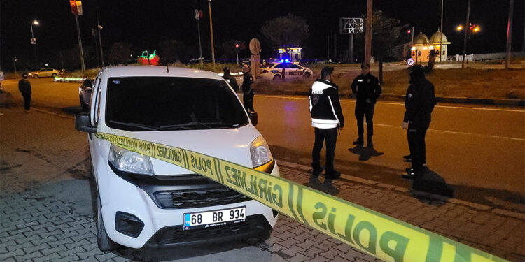 Tartışıp kavga ettiği kişi tarafından vurularak yaralandı