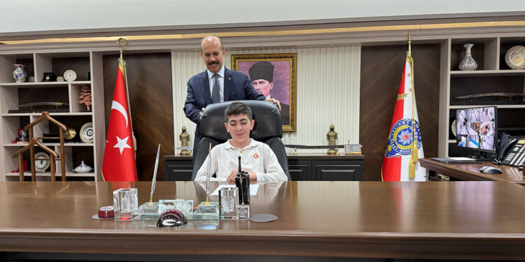 Zafer Aktaş, koltuğunu şehit çocuğuna bıraktı