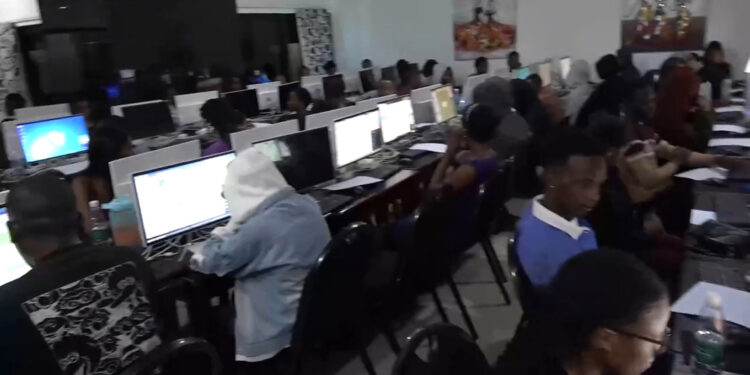 Zambiya’da internet dolandırıcılığı baskını: 77 gözaltı