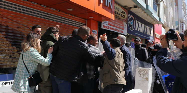 Zeydan'ın memnu haklarının geri alınmasını protesto ettiler