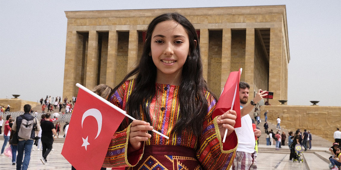 23 Nisan Ulusal Egemenlik ve Çocuk Bayramı nedeniyle Ankara'da binlerce kişi Anıtkabir'e akın etti. 23 Nisan'ı Ata'nın huzurunda kutlayan çocuklar, heyecanlı ve mutlu olduklarını söyledi.