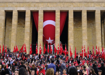 Ankara'da binlerce kişi anıtkabir'e akın etti