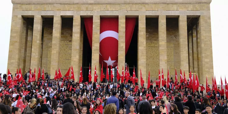 Ankara'da binlerce kişi anıtkabir'e akın etti