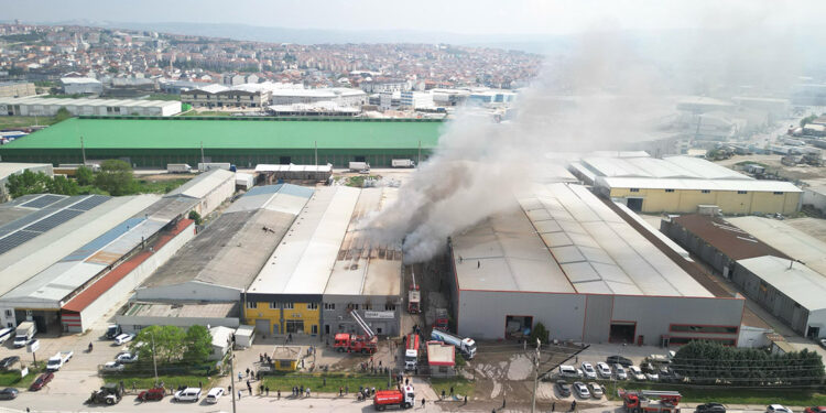 İnegöl'de sandalye fabrikasında yangın
