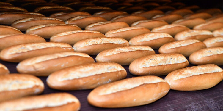 Cemil Tugay sözünü tuttu ekmek 5 TL'ye düştü