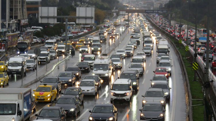 2022'de motorlu kara taşıtları 343,9 milyar kilometre yol kat etti