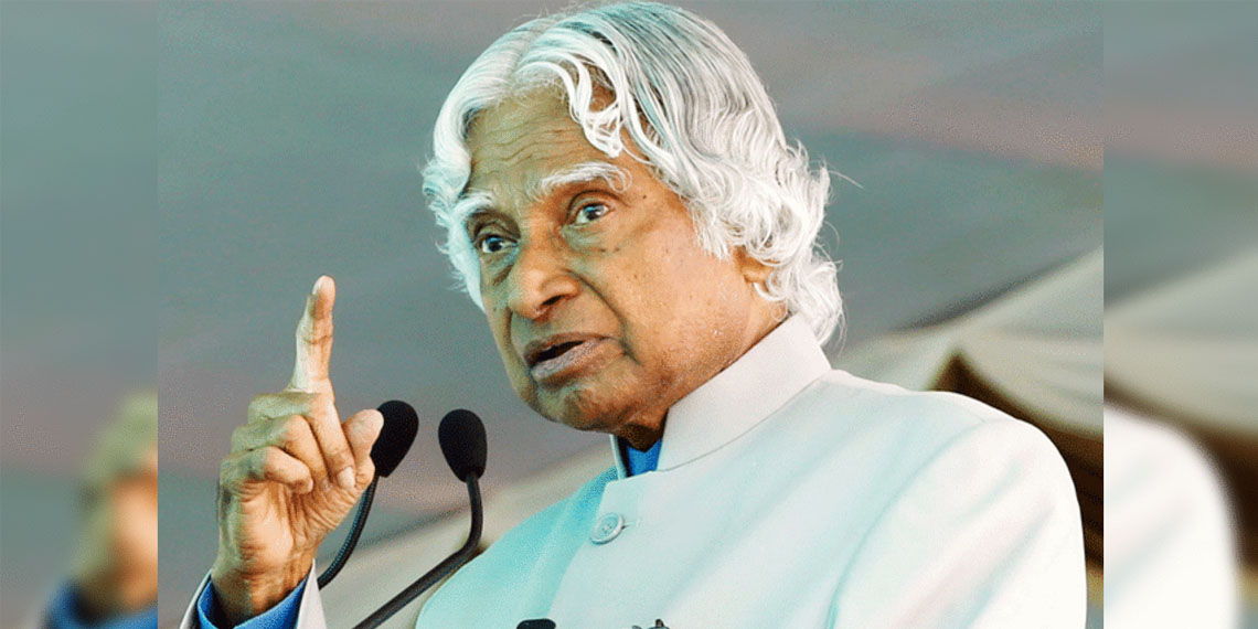 "Halkın Başkanı" ve "Hindistan'ın Füze Adamı" olarak bilinen Dr. APJ Abdul Kalam, (Avul Pakir Jainulabdeen Abdul Kalam) hayatı adanmışlık, zeka ve tevazu örneği olan dikkate değer bir şahsiyetti. 