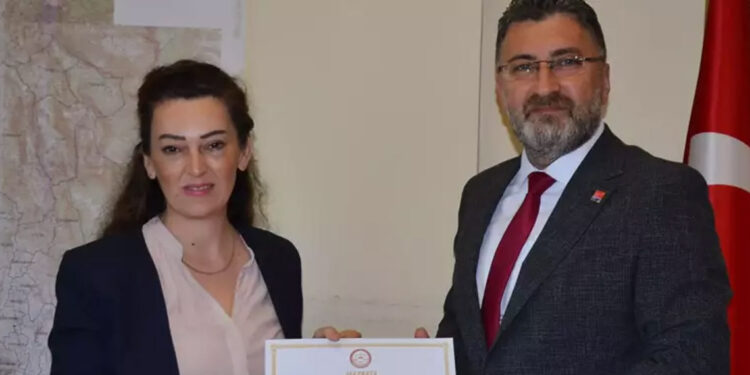 Serik Belediye Başkanı seçilen Kadir Kumbul mazbatasını aldı