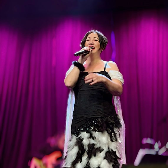 Besteleriyle ve söylediği şarkılarla milyonların gönlünde taht kuran pop müziğinin divası Nazan Öncel Türkiye turnesinin startını verdi.