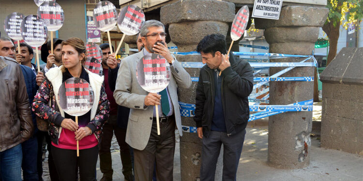 Tahir Elçi davasında savcı üç polis için beraat istedi