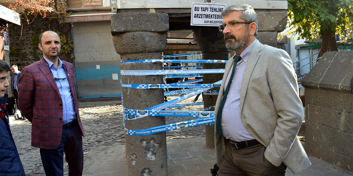 Basın açıklaması yaptığı sırada vurularak öldürülen Diyarbakır Baro Başkanı Tahir Elçi davasında savcı üç polis için beraat istedi.