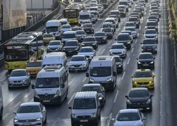 İstanbul'da bayram tatilinin ardından ilk iş günün trafik yoğunluğu oluştu