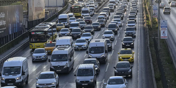 İstanbul'da bayram tatilinin ardından ilk iş günün trafik yoğunluğu oluştu