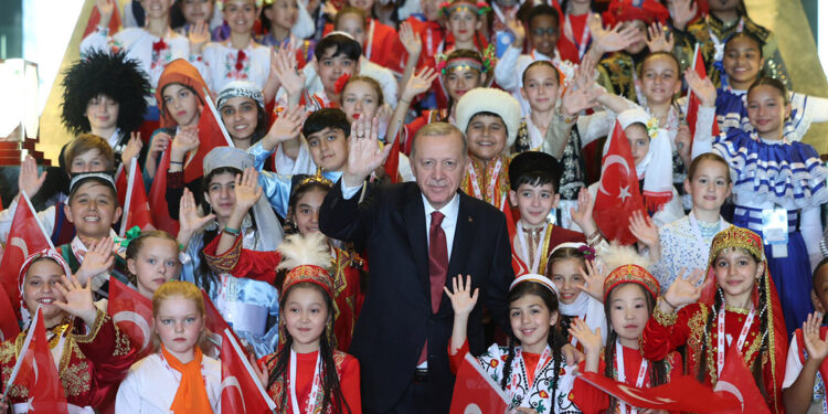 Erdoğan, Türk dünyası çocuklarıyla buluştu