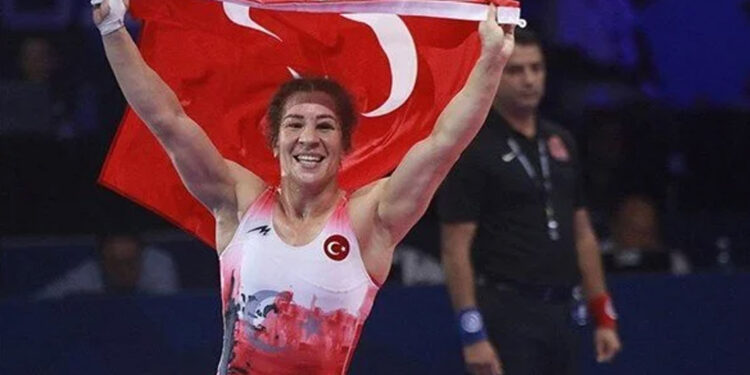 Milli güreşçi Yasemin Yiğit Adar, 2024 Paris Olimpiyatları kotası aldı
