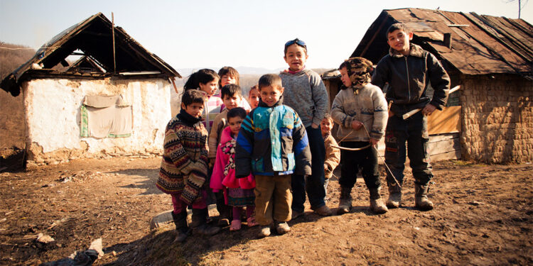 Türkiye'de çocukken yoksul olanların %25,5'i şu anda da en düşük gelir grubunda