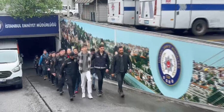 1 Mayıs'ta gözaltına alınan 65 kişi adliyeye sevk edildi