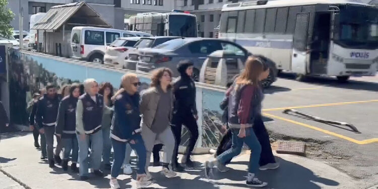 1 Mayıs'ta polise saldıran 12 şüpheli adliyeye sevk edildi