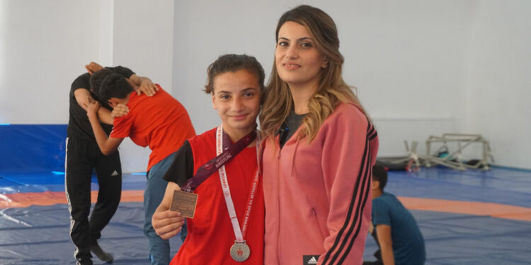 13 yaşındaki Şirin Aşkara, güreşte Avrupa 3’üncüsü oldu