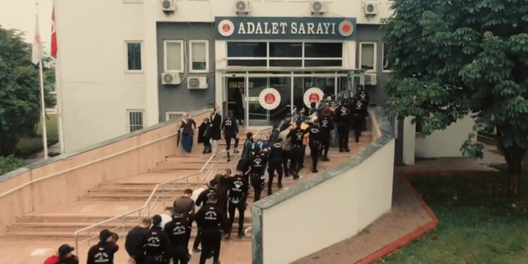 14 ilde 'Kalkan-22' operasyonu; 40 göçmen kaçakçısı yakalandı