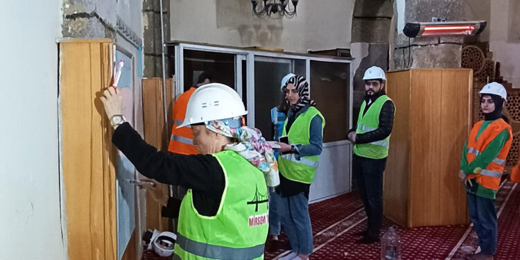 170 yıllık binanın EKG'sini çekiyorlar