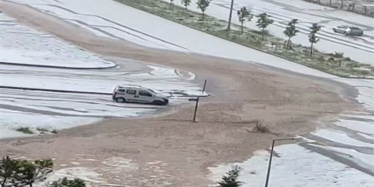 Başkentte dolu ve sağanak yağış