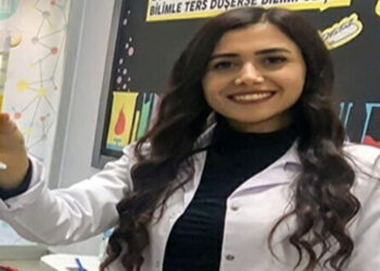 Manisa'da iki otomobil çarpıştı; öğretmen öldü