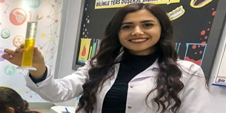 Manisa'da iki otomobil çarpıştı; öğretmen öldü