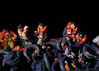 Çeşme açıklarında 45 düzensiz göçmen yakalandı