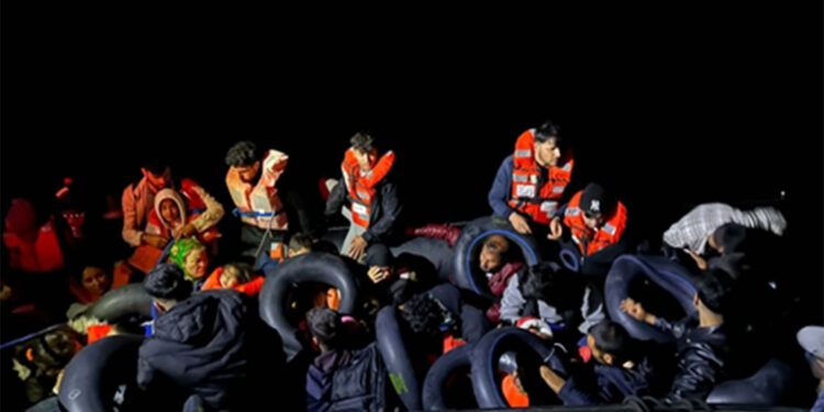 Çeşme açıklarında 45 düzensiz göçmen yakalandı