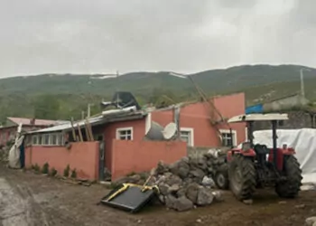 Erzurum'da hortum; seralar zarar gördü, çatılar uçtu
