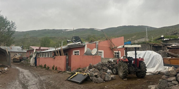 Erzurum'da hortum; seralar zarar gördü, çatılar uçtu